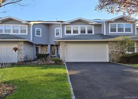 31 Hampshire Ct #31, Holbrook, NY 11741