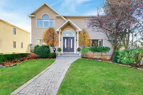 42 Mora Ct, North Hempstead, NY 11030