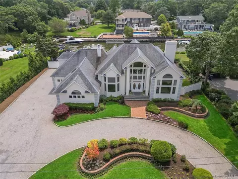 4 Mill Pond Rd, Hampton Bays, NY 11946