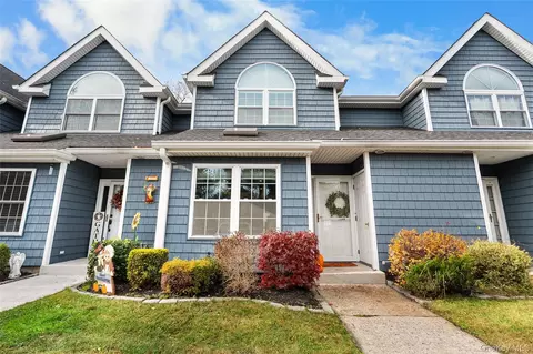 8 Sunridge Ln, Islip, NY 11751