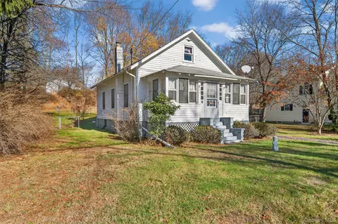 18 Seybolt Ave, Mount Hope, NY 10963