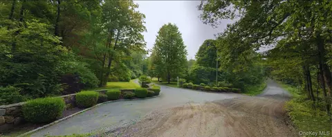 51 Estate Dr, Pawling, NY 12564