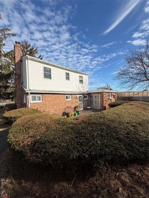 40 E Cherry St, Central Islip, NY 11722