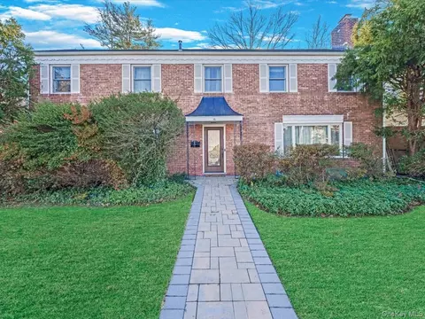 16 Wooleys Ln, North Hempstead, NY 11023