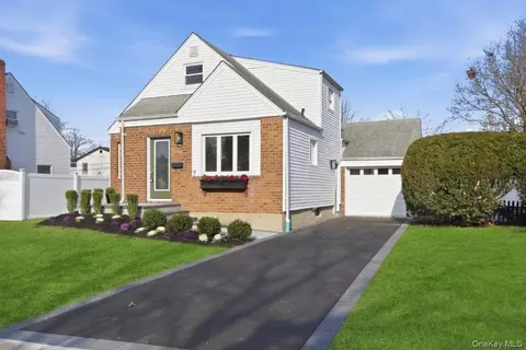 57 Remson St, Valley Stream, NY 11580