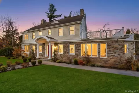 9 Sycamore Dr, North Hempstead, NY 11021