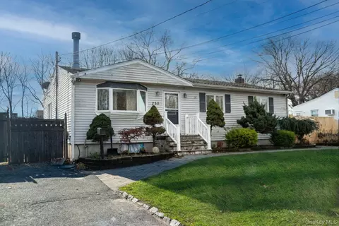 250 Spur Dr S, Bay Shore, NY 11706