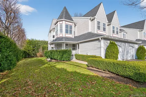 1 Parkridge Ct, Huntington, NY 11743