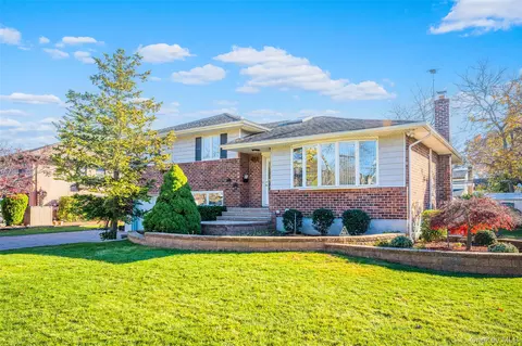 192 Birch Dr, North Hempstead, NY 11040