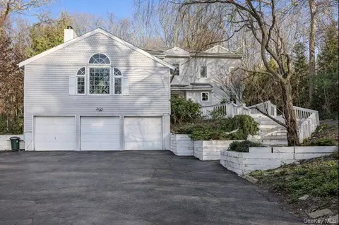 39 Fleets Cove Rd, Huntington, NY 11743