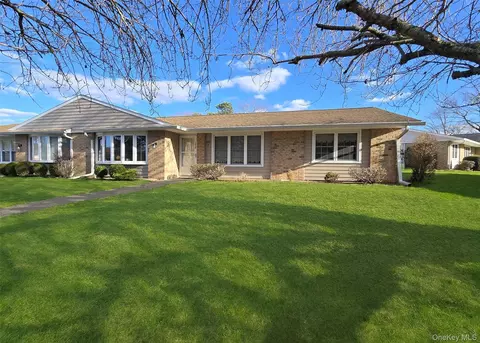 289 Cardiff Ct #B, Ridge, NY 11961