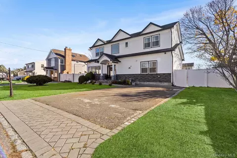 166 17th St, West Babylon, NY 11704