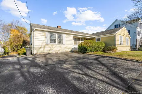 27 Simon St, Babylon, NY 11702