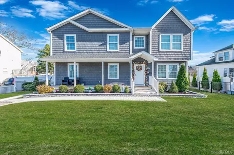 50 Verazzano Ave, Copiague, NY 11726