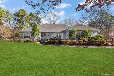 11 Moran Ct, Manorville, NY 11949