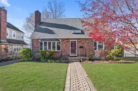 10 Fairfield Ave, North Hempstead, NY 11050