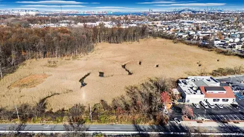 1105 Goethals Rd N, New York, NY 10303
