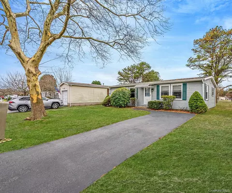 22 Limetree Dr, Manorville, NY 11949