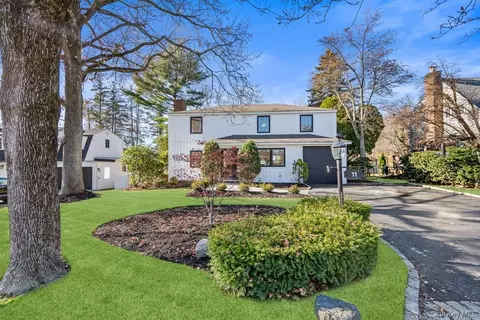 11 Entrance Rd, North Hempstead, NY 11577