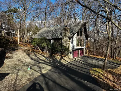 9 Kings Point Ln, Washingtonville, NY 10992