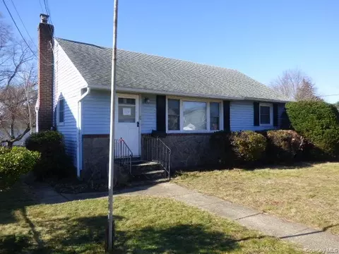 35 Gardner Ave, Hicksville, NY 11801