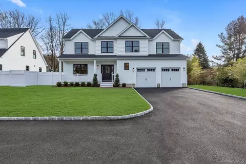 40 N Woodhull Rd, Huntington, NY 11743