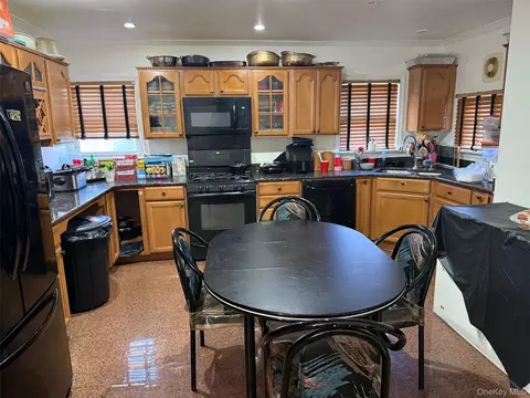 11715 200th St, New York, NY 11412