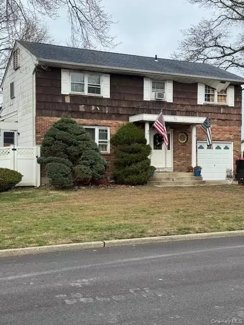 65 Ryder Ave, North Babylon, NY 11703