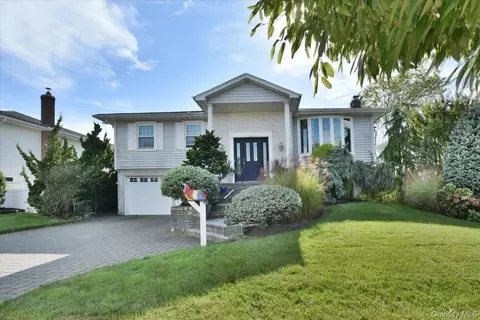 3106 Clubhouse Rd, Merrick, NY 11566