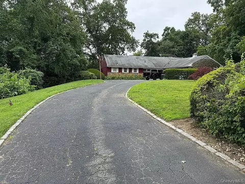 14 Martin Ct, North Hempstead, NY 11024