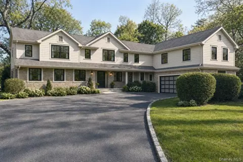 14 Martin Ct, North Hempstead, NY 11024