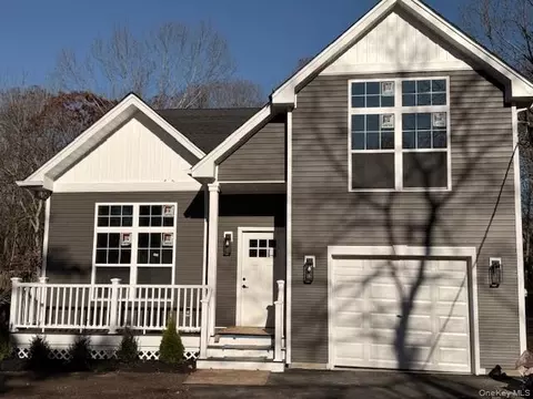 71 Palmetto Dr, Shirley, NY 11967