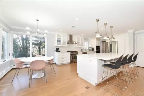100 Georgian Ct, North Hempstead, NY 11576