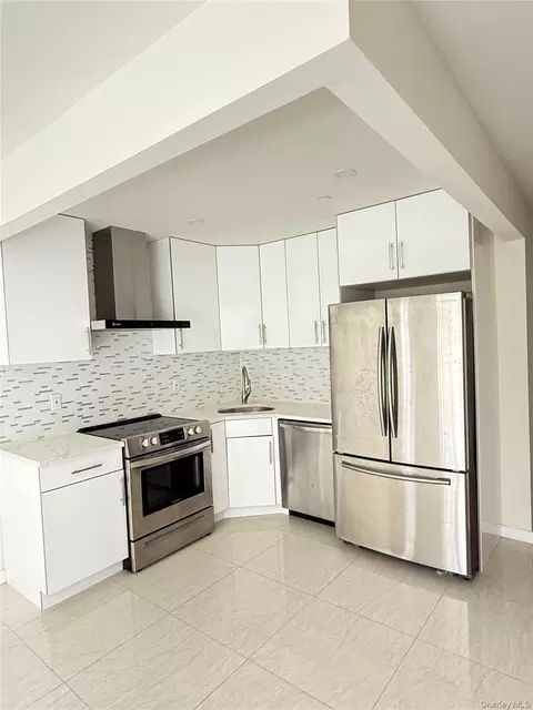 756 40th St #1R, Brooklyn, NY 11232