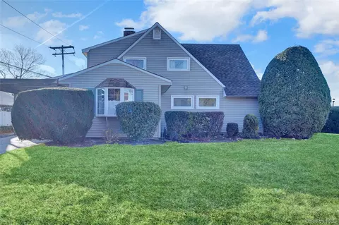 2 Welcome Ln, Wantagh, NY 11793