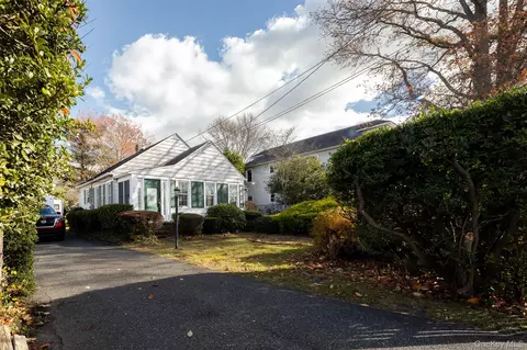 109 Bailey Ave, Patchogue, NY 11772
