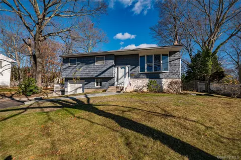 5 Fiore Ct, Saint James, NY 11780