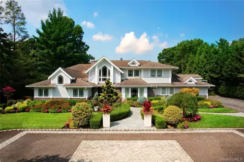 4 Meadowbrook Ln, North Hempstead, NY 11568