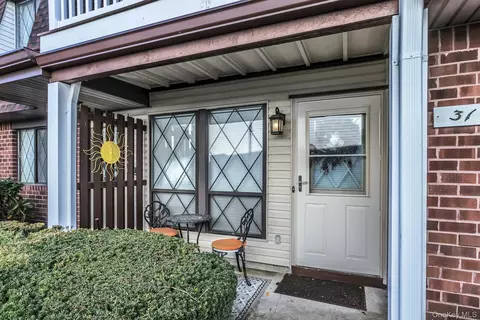 31 Cambridge Dr W, Copiague, NY 11726