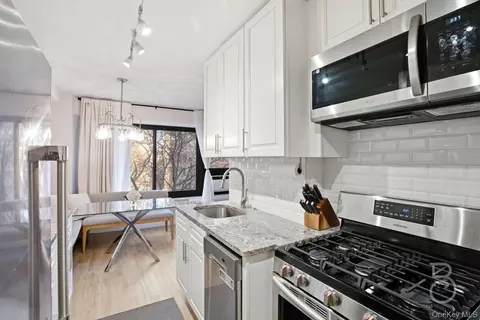 33-64 21st St #6D, New York, NY 11106