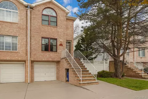111 Elmbank St, Staten Island, NY 10312