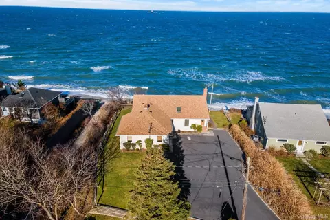 18 N N Walk, Riverhead, NY 11947