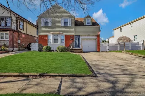 645 S 10th St, North Hempstead, NY 11040