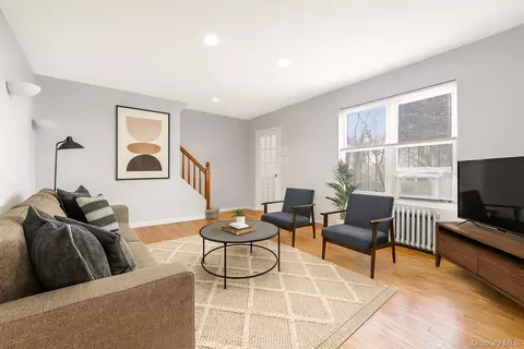 20-11 35th St, Astoria, NY 11105