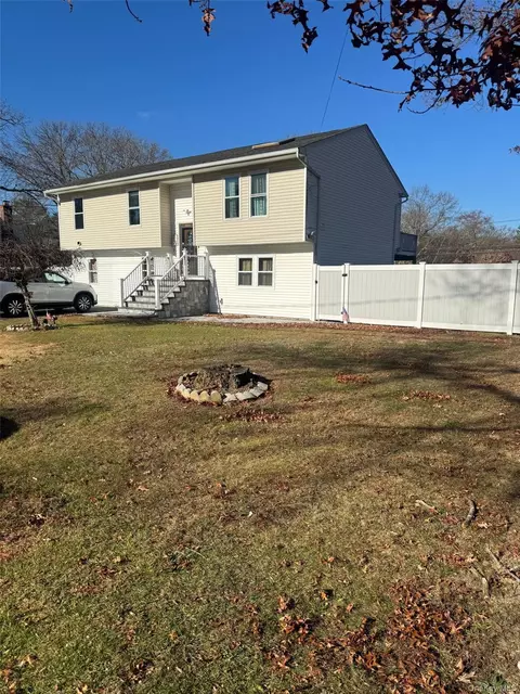 489 Easton St, Ronkonkoma, NY 11779
