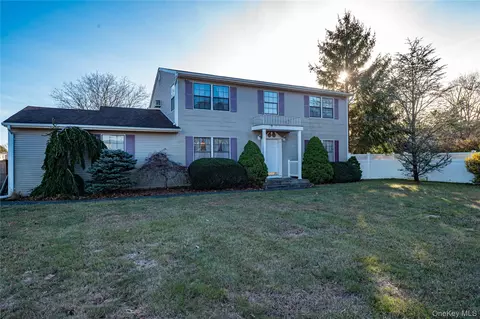 290 E Woodside Ave, Brookhaven, NY 11772