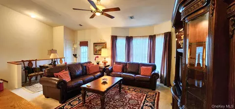 512 Narragansett Villas Dr, Lindenhurst, NY 11757