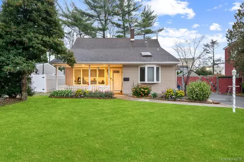 670 Mason St, Westbury, NY 11590