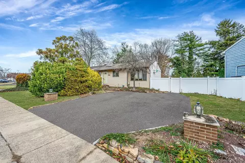 194 Central Park Rd, Plainview, NY 11803