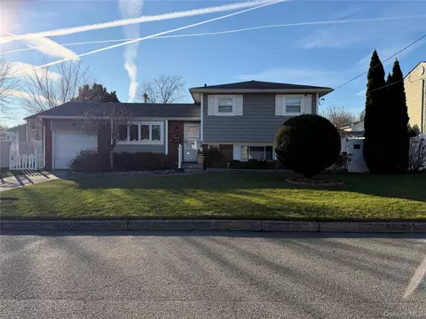 318 W 21st St, Deer Park, NY 11729